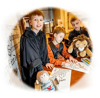 Kinder spielen Gottesdienst