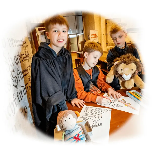 Kinder spielen Gottesdienst