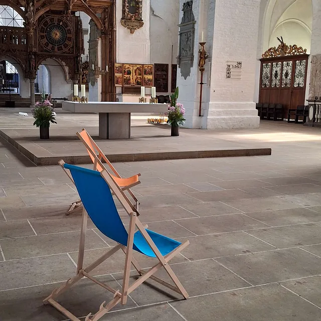 Liegestühle im leeren Dom
