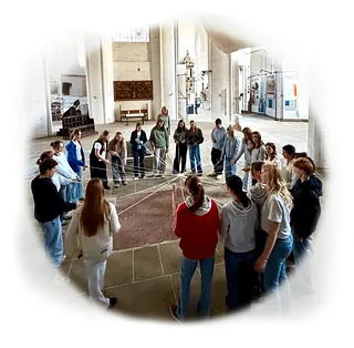 Jugendliche spielen im Ostchor im Dom