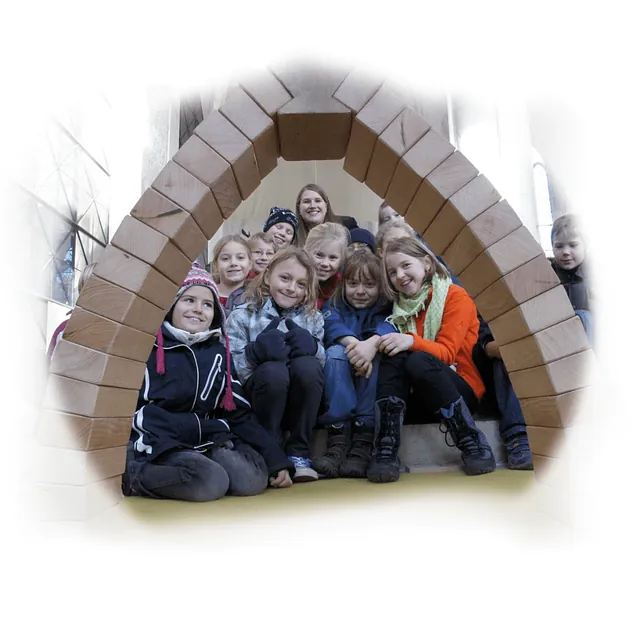 Kinder bauen ein Gewölbe im Dom