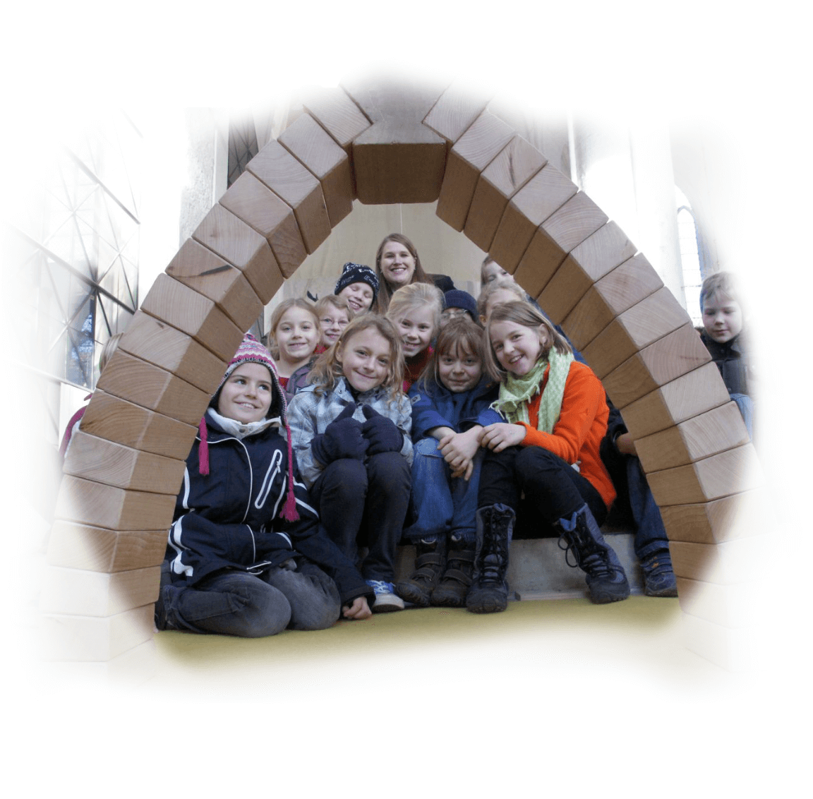 Kinder bauen ein Gewölbe im Dom