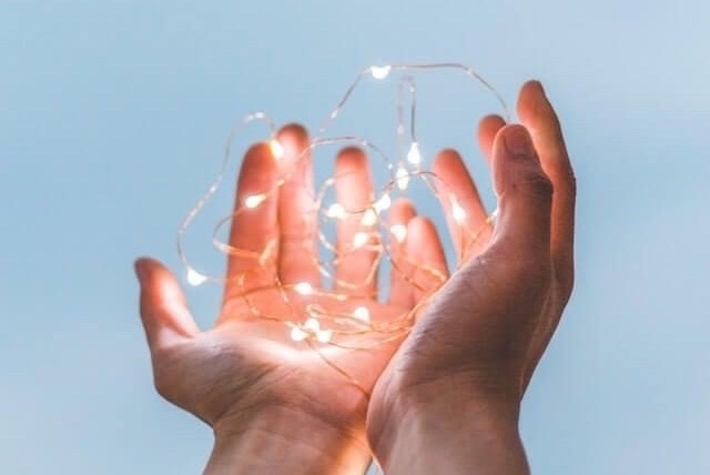 Symbolbild zur Unterseite für Besucher: zeigt empfangende Hände