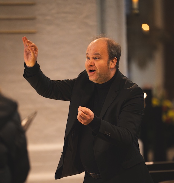 Symbolbild zur Unterseite für Besucher: zeigt Das Gewölbe des Ostchores ist blau angestrahlt 