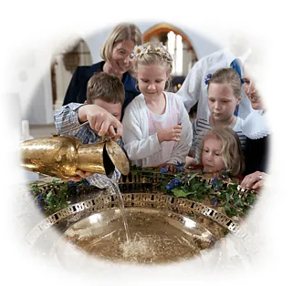 Ein Kind wird im Dom getauft