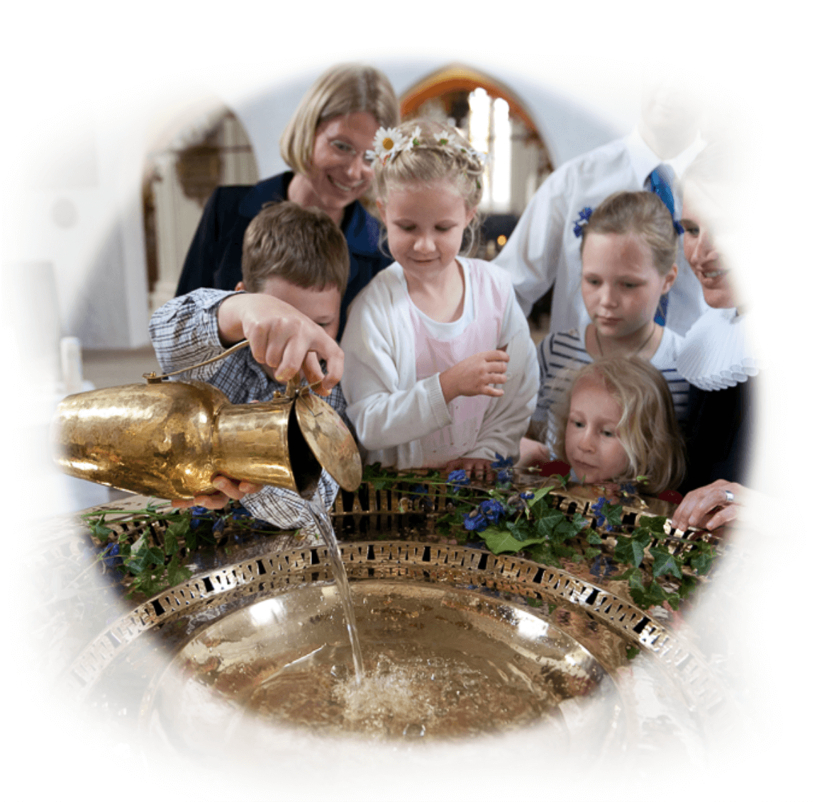 Ein Kind wird im Dom getauft